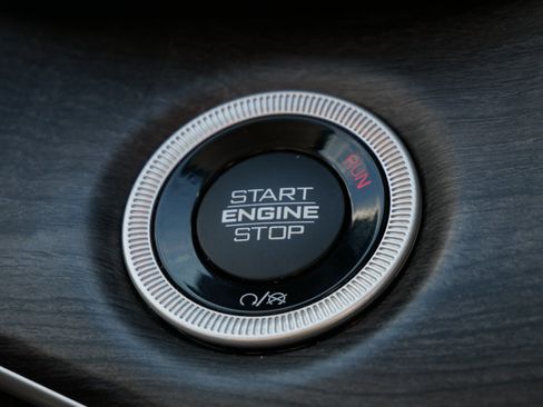 Used 2023 Jeep Grand Cherokee Limited w/ Black Appearance Package image 29