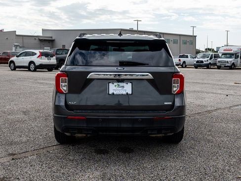 Used 2020 Ford Explorer XLT image 3