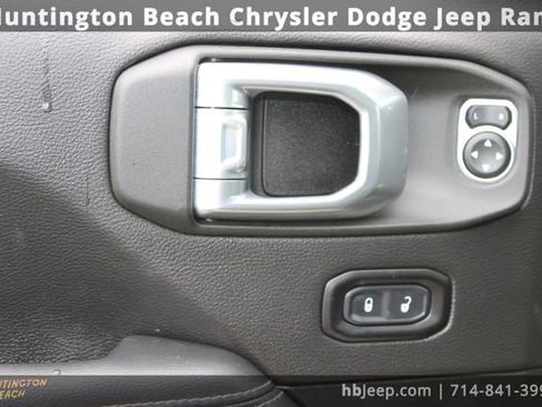 Used 2022 Jeep Wrangler Unlimited Sahara image 12