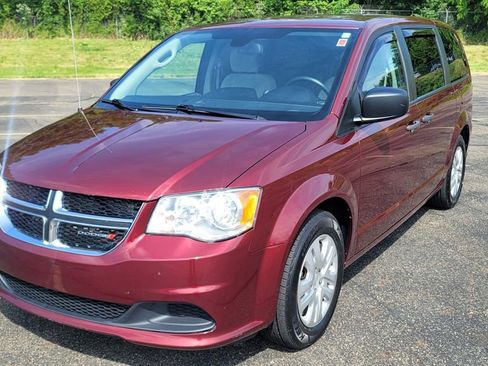 Used 2019 Dodge Grand Caravan SE w/ UConnect Hands-Free Group FWD image 5