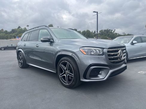 Used 2024 Mercedes-Benz GLS 450 4MATIC image 3