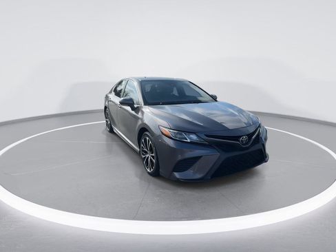 Used 2020 Toyota Camry SE image 2