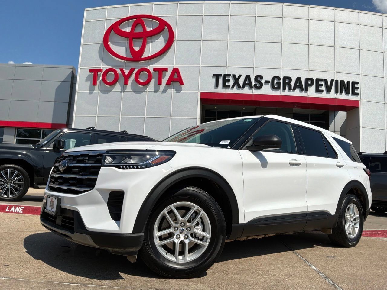 Used 2026 Ford Explorer Active RWD image 2