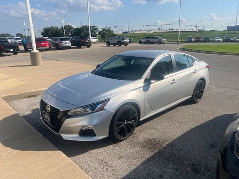 Used 2020 Nissan Altima 2.5 SR FWD image 2