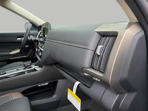 New 2025 Nissan Pathfinder Platinum image 18