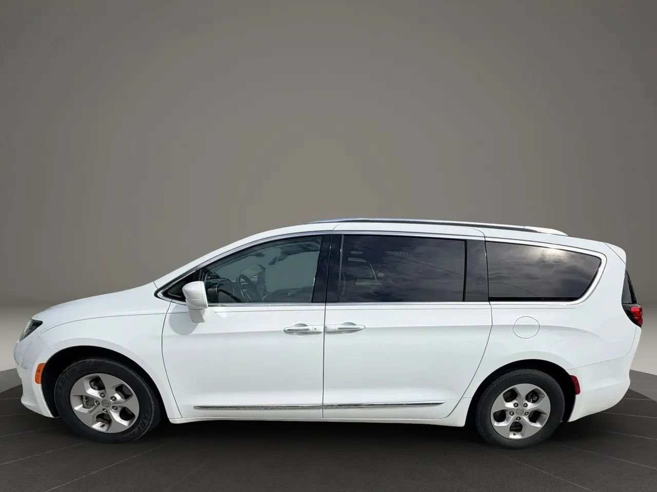Used 2017 Chrysler Pacifica Touring-L Plus FWD image 2