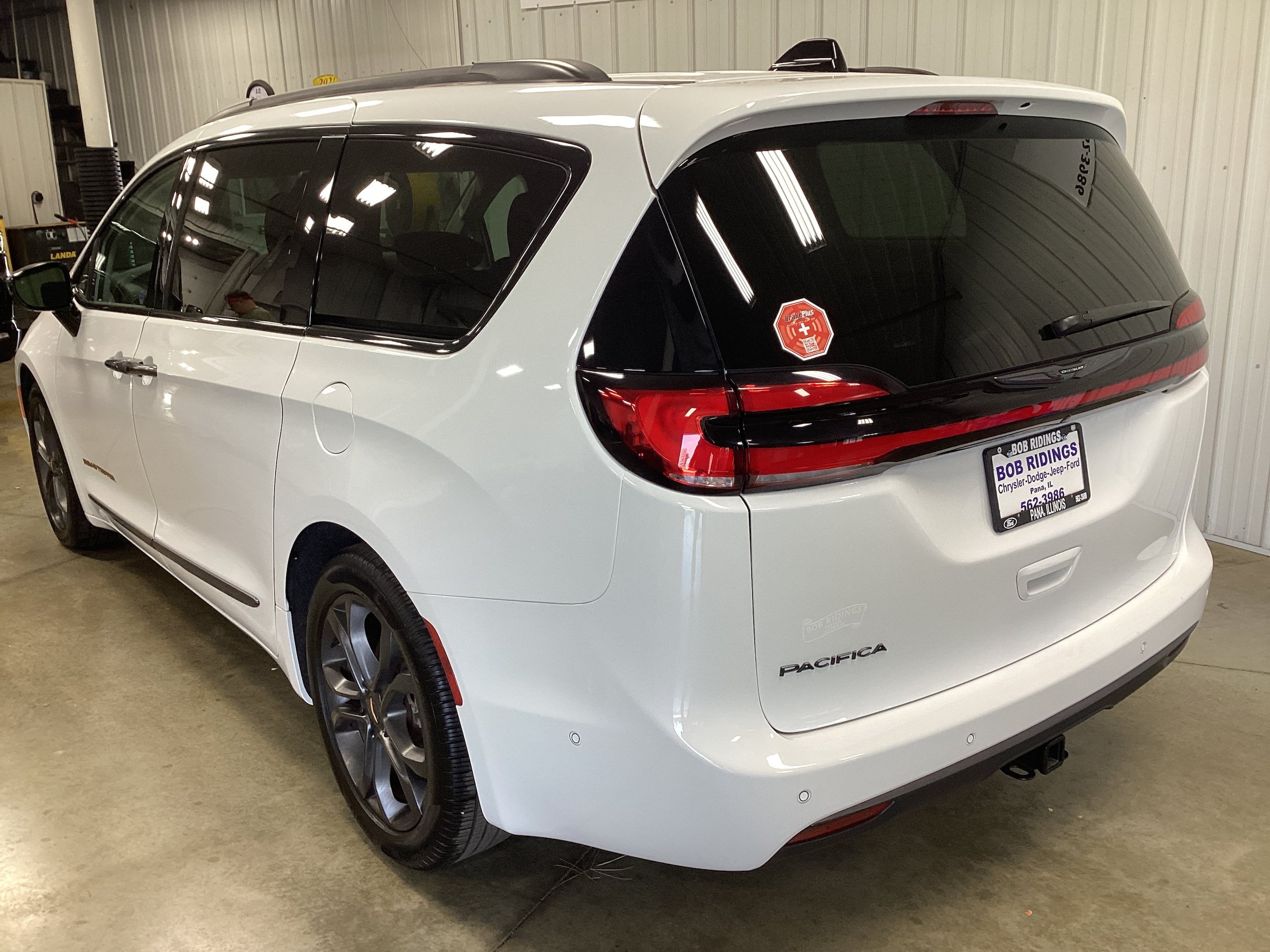 Used 2024 Chrysler Pacifica Touring-L w/ Road Tripper Package FWD image 3