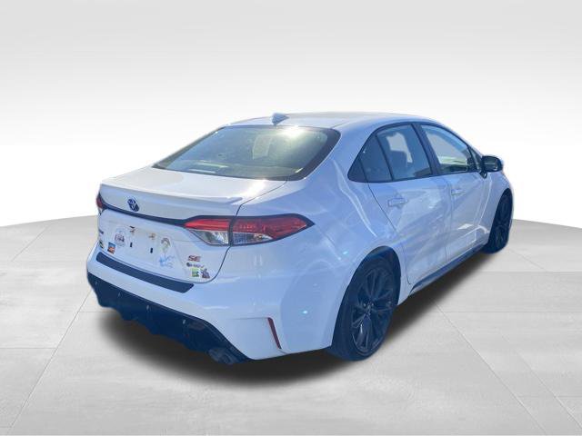 Used 2025 Toyota Corolla SE w/ SE Premium Package FWD image 3