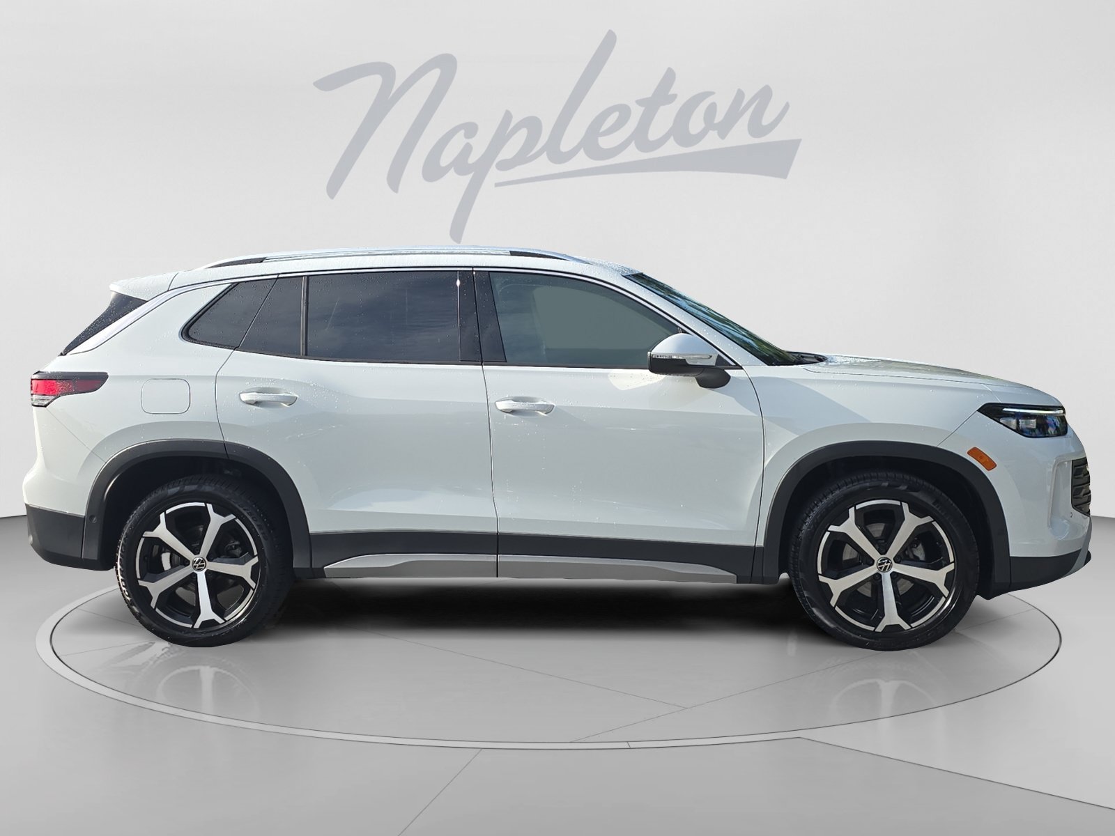 Used 2025 Volkswagen Tiguan SE FWD image 9