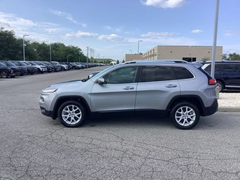 Used 2017 Jeep Cherokee Latitude w/ Safety/Convenience Group FWD image 2