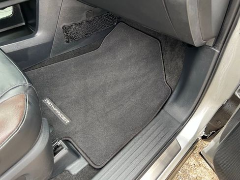 Used 2025 Nissan Pathfinder Platinum w/ Lighting Package (N92) image 10