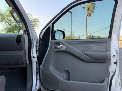 Used 2013 Nissan Frontier SL w/ Moonroof Pkg AWD/4WD image 32
