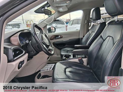 Used 2018 Chrysler Pacifica Touring-L image 10