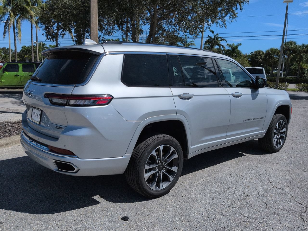 Used 2022 Jeep Grand Cherokee L Overland w/ Luxury Tech Group IV AWD/4WD image 5