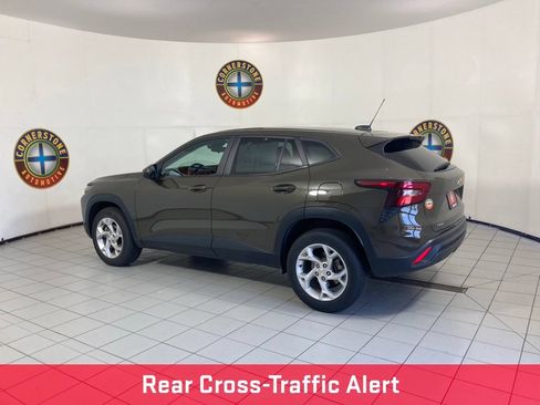 Used 2024 Chevrolet Trax LS w/ LS Convenience Package FWD image 23
