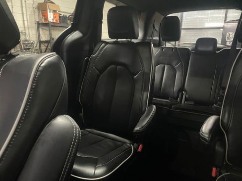 Used 2025 Chrysler Pacifica Limited image 45