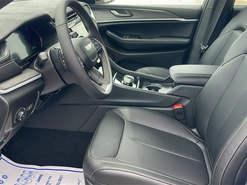 New 2025 Jeep Grand Cherokee Limited w/ Black Appearance Package image 27