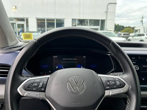 Used 2022 Volkswagen Taos SE w/ Panoramic Sunroof Package FWD image 12