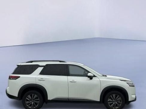 Used 2025 Nissan Pathfinder SV FWD image 4