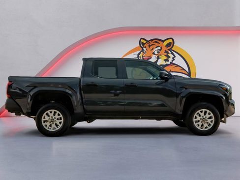 Used 2025 Toyota Tacoma SR AWD/4WD image 4