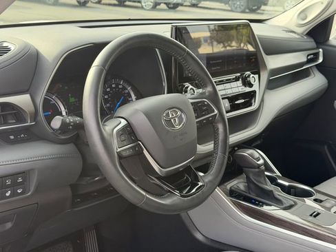 Used 2021 Toyota Highlander Limited FWD image 10