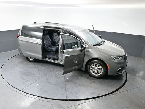 Used 2025 Chrysler Pacifica Select image 55