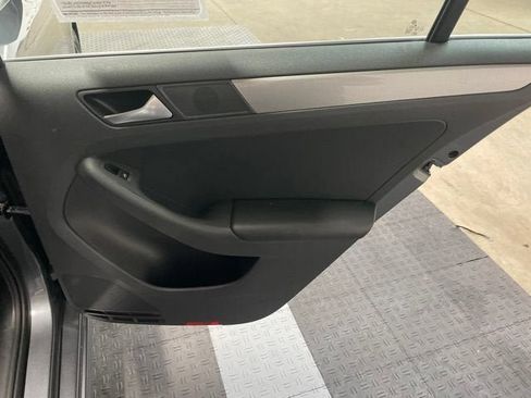 Used 2017 Volkswagen Jetta SE FWD image 5