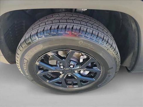 Certified 2025 Jeep Grand Cherokee Altitude image 9