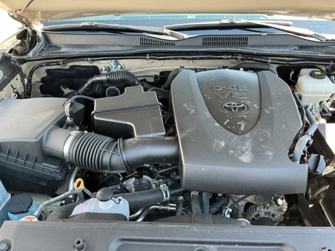 Certified 2019 Toyota Tacoma TRD Off-Road w/ Technology Package AWD/4WD image 19