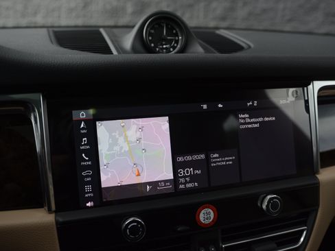 Certified 2026 Porsche Macan AWD/4WD image 22