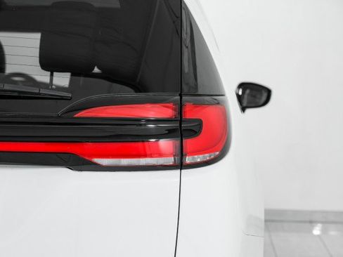 Used 2023 Chrysler Pacifica Pinnacle image 40