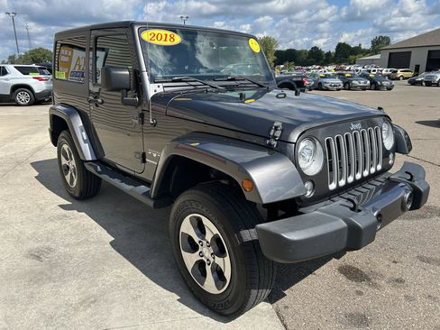 Used 2018 Jeep Wrangler Sahara w/ Connectivity Group AWD/4WD image 3