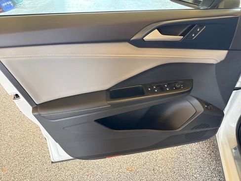 Certified 2024 Volkswagen Taos SE image 11