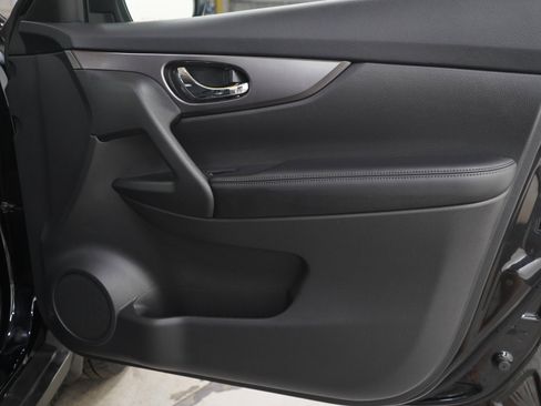 Used 2015 Nissan Rogue S AWD/4WD image 9