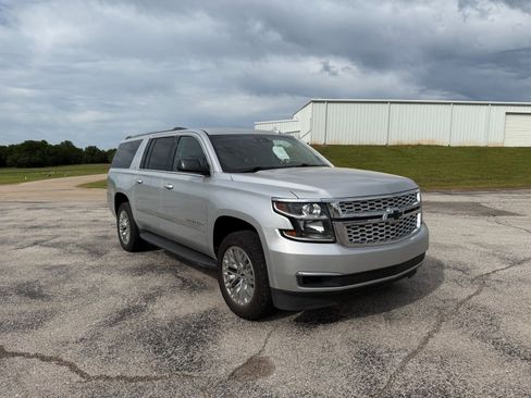 Used 2019 Chevrolet Suburban LT image 3