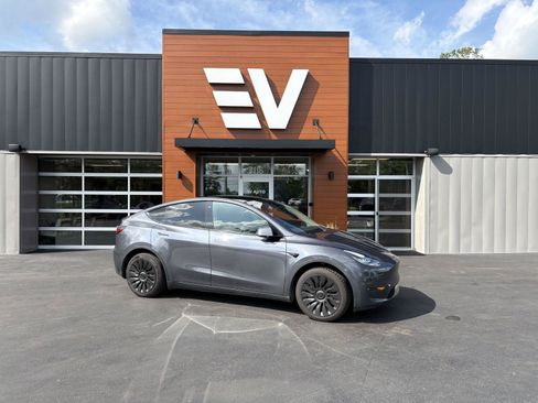 Used 2023 Tesla Model Y Long Range AWD/4WD image 1