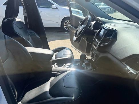 Used 2019 Jeep Cherokee Limited w/ Technology Group image 27