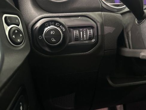 Used 2020 Jeep Gladiator Overland AWD/4WD image 11