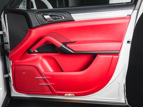 Used 2015 Porsche Cayenne Turbo image 57