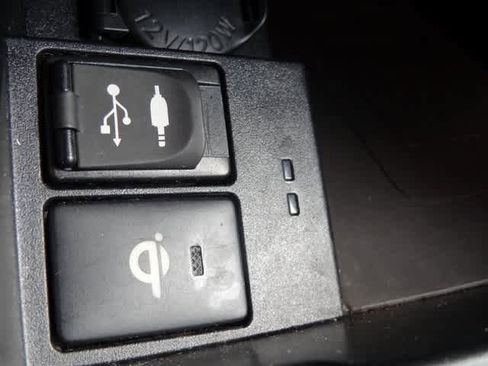 Used 2015 Toyota Camry XSE image 18