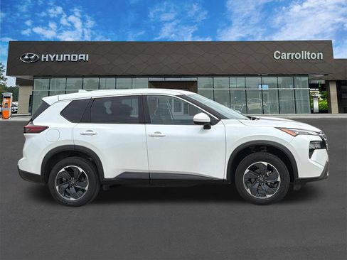 Used 2025 Nissan Rogue SV FWD image 4