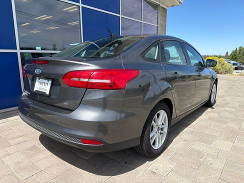 Used 2017 Ford Focus SE w/ Cold Weather Package FWD image 7