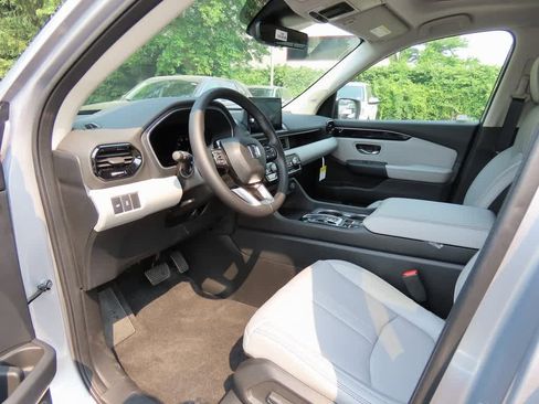 New 2025 Honda Pilot Touring image 2