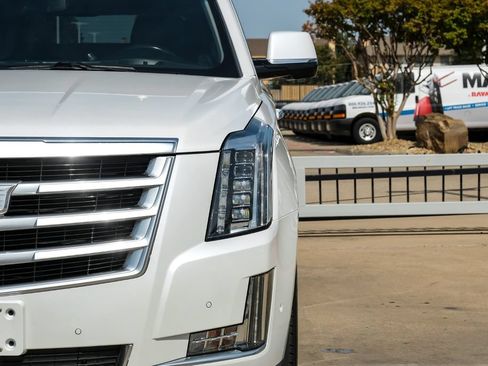 Used 2019 Cadillac Escalade ESV Premium Luxury RWD image 54