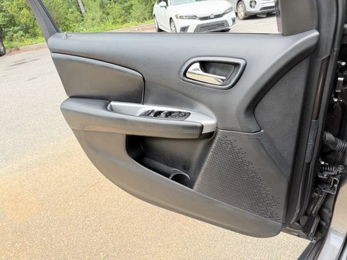 Used 2019 Dodge Journey SE w/ Connectivity Group FWD image 13