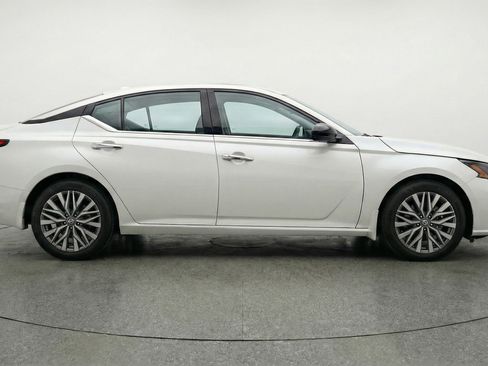 Used 2025 Nissan Altima 2.5 SV image 11