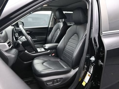Used 2023 Toyota Highlander XLE FWD image 5