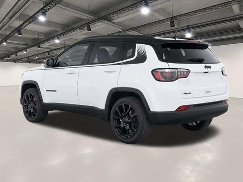 Used 2023 Jeep Compass Latitude AWD/4WD image 3