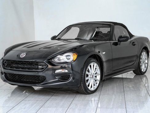 Used 2017 FIAT 124 Spider Classica RWD image 4