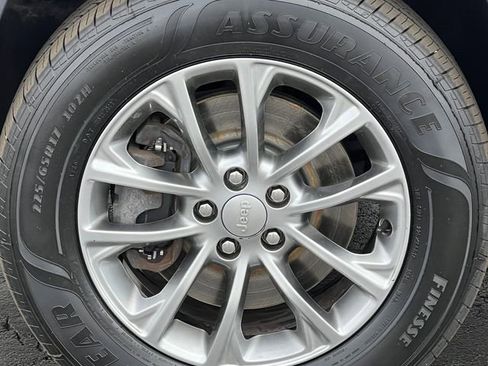 Used 2019 Jeep Cherokee Latitude Plus AWD/4WD image 7